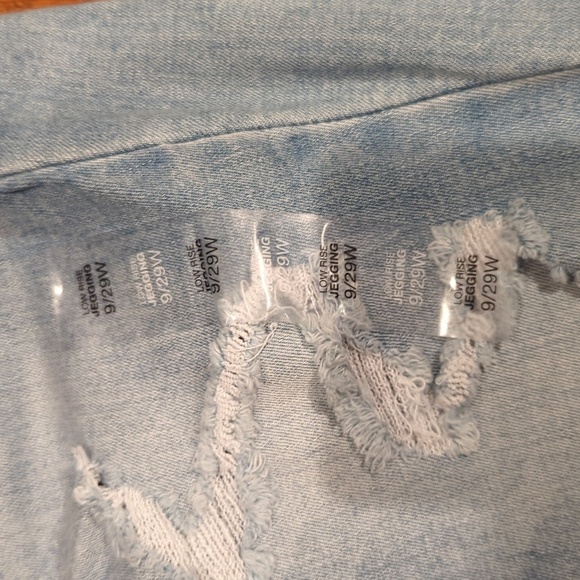 NWT SO Low Rise Jegging +Super Stretch 9/29 Ripped Denim Jeans Faded Blue - Picture 8 of 9